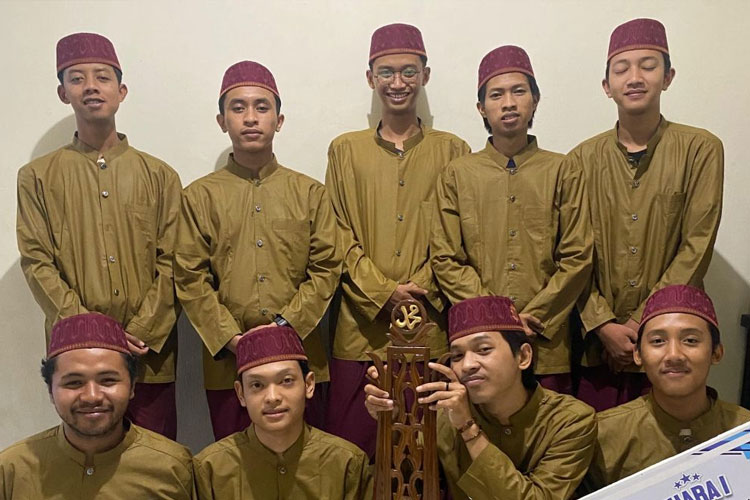 UKM Seni Islami Unisma Malang menunjukkan trophy dan piagam penghargaan terbaik 1 Festival Al-Banjari Organisasi Pelajar Islam Thoriqul Huda Tingkat Umum se-Jawa Timur 2024.