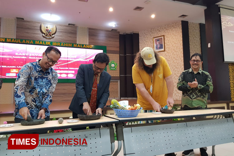 Mahasiswa asal australia bersama Rektor UIN Malang saat ngerujak dalam acara cultural festival Waejuc 2024 di UIN Malang, Kamis (11/7/2024). (FOTO: Achmad Fikyansyah/TIMES Indonesia)