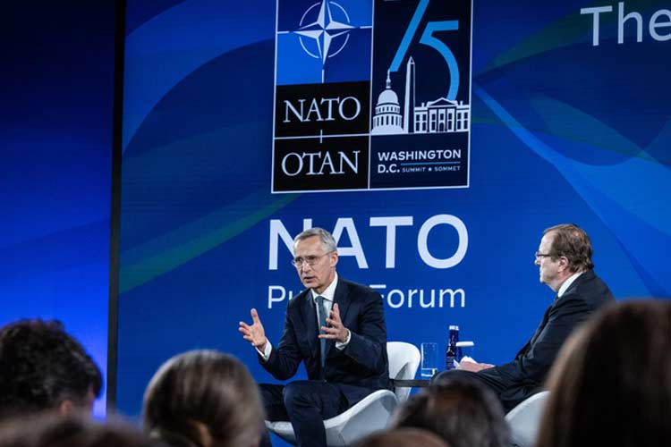 Sekjen NATO, Jens Stoltenberg dalam percakapannya dengan Frederick Kempe, Presiden & CEO Atlantic Council. (FOTO: NATO)