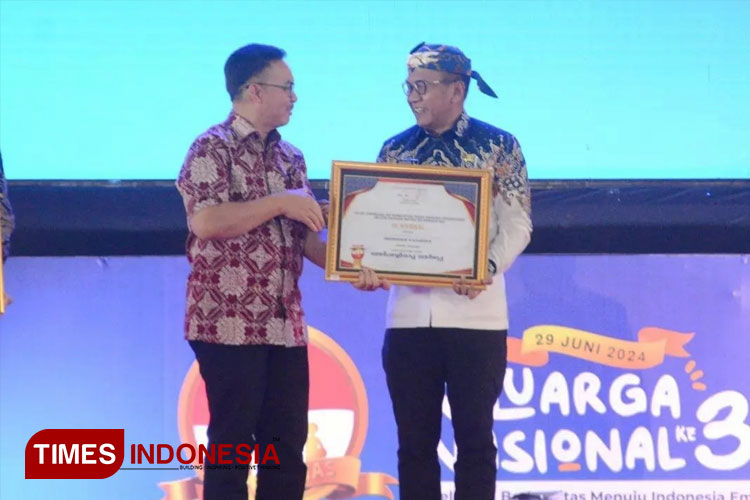 Pj Bupati Bondowoso Bambang Soekwanto saat menerima penghargaan dari BKKBN (FOTO: Prokopim for TIMES Indonesia)