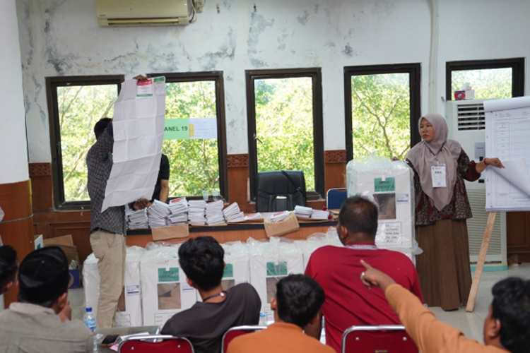 Bawaslu RI melakukan pengawasan langsung dalam proses Penghitungan Surat Suara Ulang (PSSU) di Pidie Jaya, Aceh. (foto: Bawaslu RI)