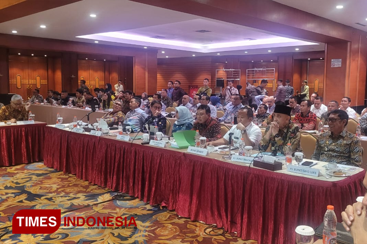 Bupati Jember Hendy Siswanto bersama jajaran dalam rapat RTRW 2024 - 2044. (M. Abdul Basid/TIMES Indonesia)