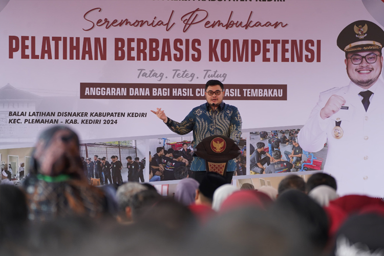 Bupati Kediri saat membuka kegiatan pelatihan berbasis kompetensi (Foto/Diskominfo Kabupaten Kediri)