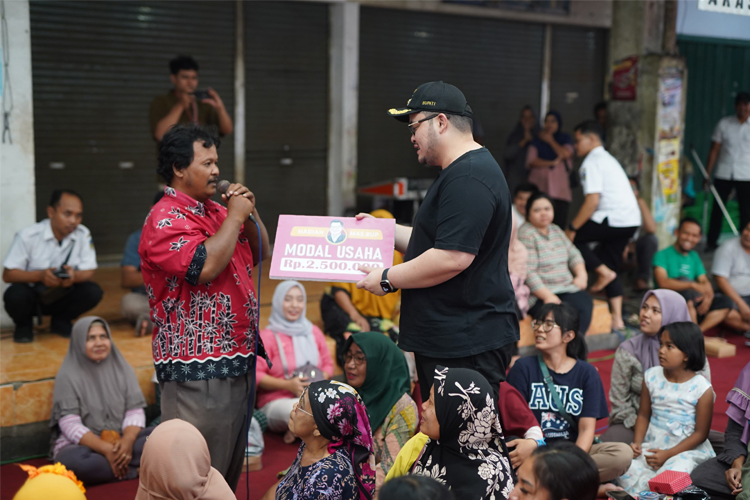 Bupati Kediri saat memberikan bantuan modal kepada pedagang pasar Kandangan (Foto/Diskominfo Kabupaten Kediri)