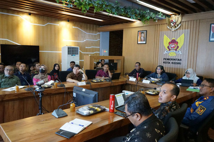 Foto A Pj Wali Kota Kediri saat memaparkan Ekspose Proposal DAK (Dana Alokasi Khusus) Tematik Pengentasan Permukiman Kumuh Terpadu (PPKT) TA 2025 melalui zoom meeting (FOTO: Diskominfo Kota Kediri)