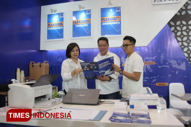 Amelia Tjahjadi, Machinery Product Head, Bambang Hartoyo selaku Area Manager dan Abi Gayuh Sopana, Product Manager Machinery Surabaya di Booth BFI Finance saat pameran Surabaya Printing Expo 2024, Jumat (12/7/2024).(Foto : Lely Yuana/TIMES Indonesi