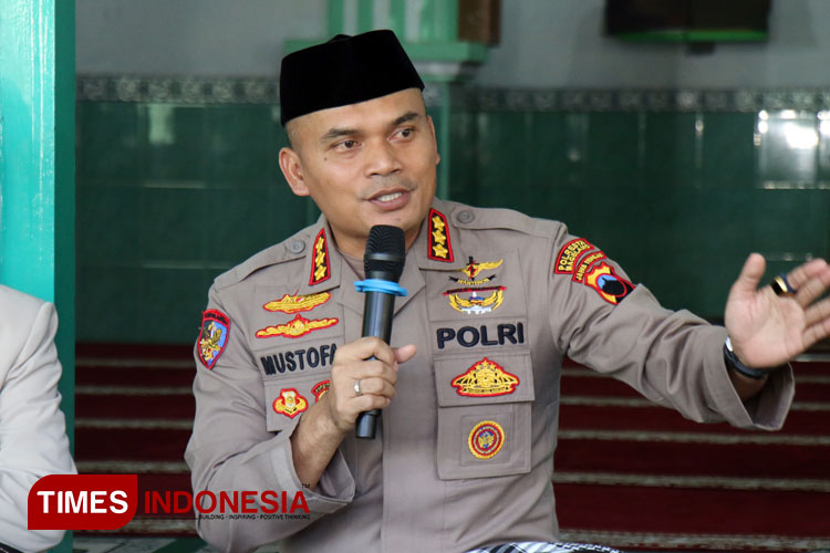 Kombes Pol Mustofa, S.I.K., S.H, saat memberikan arahan terkait kenakalan remaja, miras dan judi online. (FOTO: Hermanto/ TIMES Indonesia)