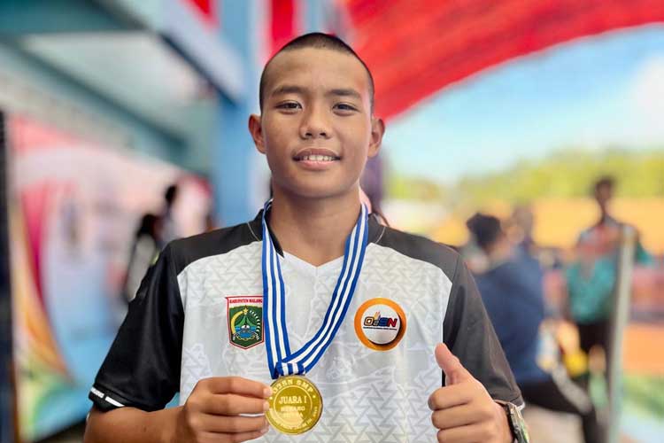 Atlet kontingen O2SN Kabupaten Malang, yang meraih dua medali emas cabor renang, Airlangga Teguh A, dengan medali prestasinya, di arena renang O2SN SMP tingkat Jawa TImur 2024, di Kota Surabaya, Jumat (12/7/2024). (Foto: dok. For TIMES Indonesia)