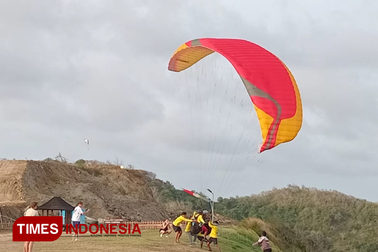 Sensasi terbang tandem di Skylancing, Lombok, menjadi wahana baru wisata adrenalin yang makin diburu wisatawan. (Foto: Jafar/TIMES Indonesia)