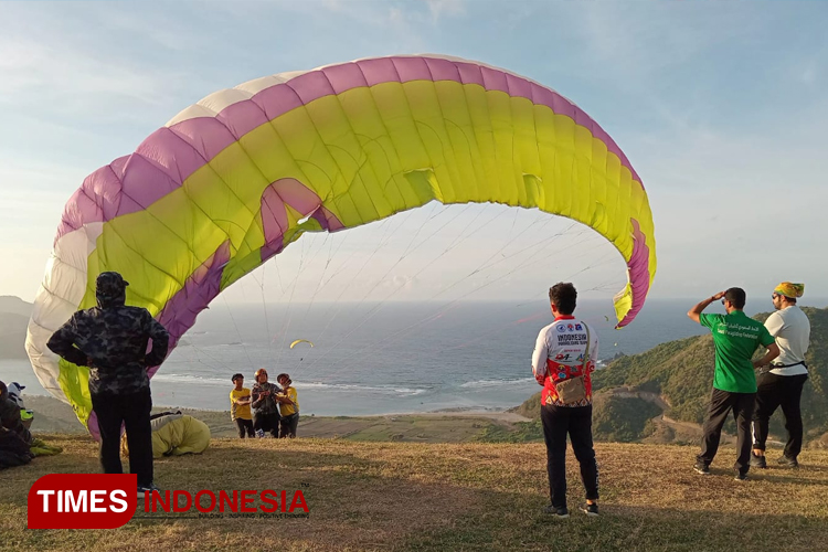 Peserta dari 10 negara melakukan persiapan Paragliding Accuracy World Cup di Lombok. (Foto: Jafar/TIMES Indonesia)
