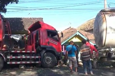 Sopir Ngantuk, Truk Tangki Pertamina Di Banyuwangi Tabrak 2 Rumah Warga ...