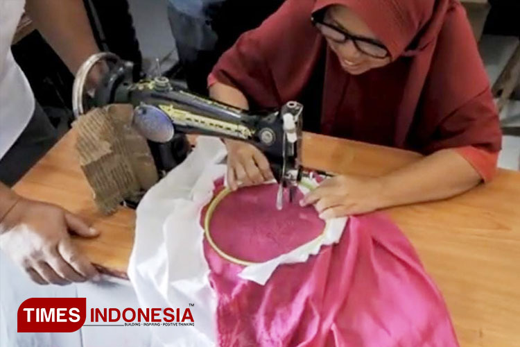 Seorang perajin warga Kp. Cijeruk, Kawalu, Kota Tasikmalaya saat membuat kebaya dengan menggunakan bordir kejek, beberapa Waktu yang lalu. (FOTO: H. Yusran/TIMES Indonesia)