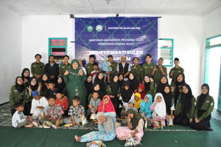 Foto bersama anak-anak panti asuhan dan pengurus Panti Asuhan Daarul Azhar Karangploso.