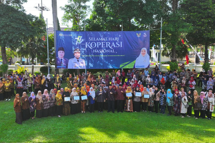 Pj Wali Kota Kediri bersama peserta upacara Hari Koperasi Nasional ke-77 (FOTO: Diskominfo Kota Kediri)