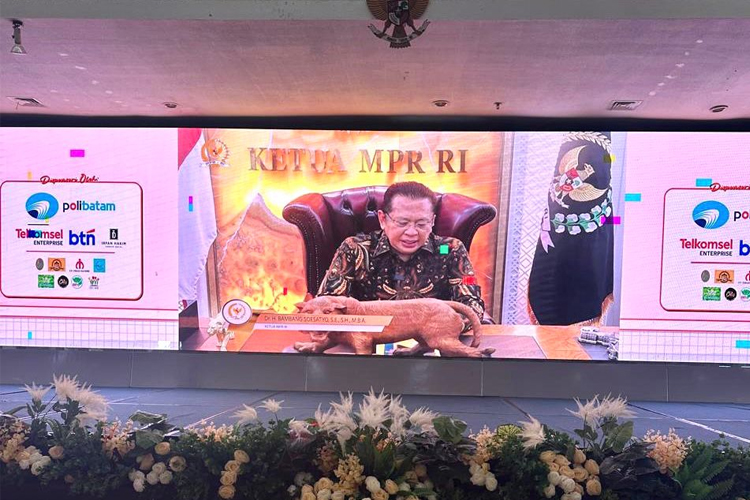 Ketua MPR RI saat memberi sambutan secara daring pada Seminar Nasional Peringatan Hari Koperasi ke-77 yang diselenggarakan Dewan Koperasi Indonesia (DEKOPIN) di Batam, Kamis (11/7/2024).