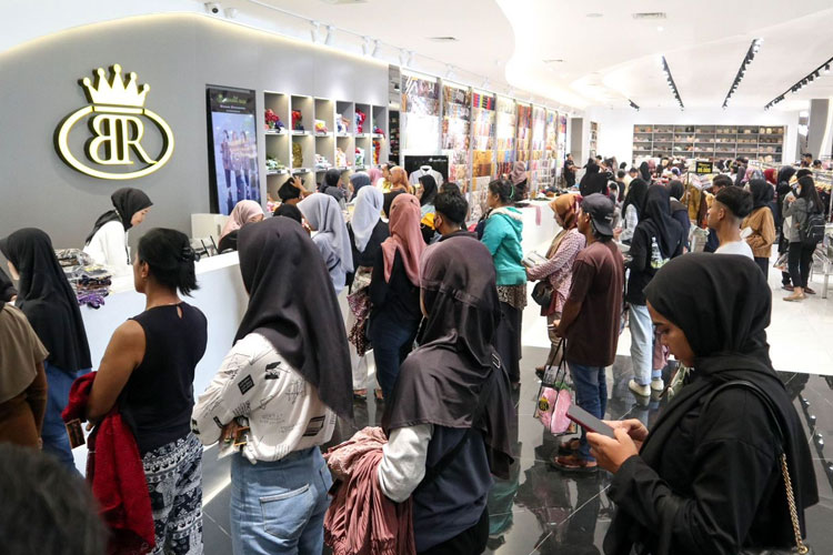 Pengunjung saat memadati Gerai baru Batik Benang Raja (Foto: Istimewa)