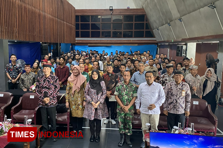 Bupati Banyuwangi, Ipuk Fiestiandani Azwar Anas bersama Narasumber dan Para Peserta roadshow Pendidikan dan Pengembangan Wawasan Kebangsaan. (Foto: Fazar Dimas/TIMES Indonesia)