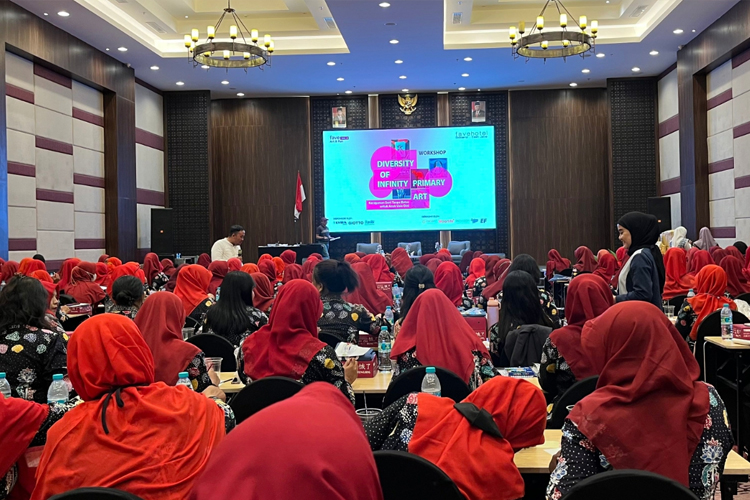 Ratusan guru Taman Kanak-kanak saat mengikuti Workshop Seni Kreatif di favehotel Sidoarjo. (Foto: dok Favehotel Sidoarjo for TIMES Indonesia)