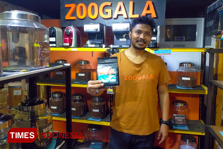 Harry memperlihatkan produk kopi hasil roastingan Zoogala yang disukai banyak pelanggan. (Foto: Djarot Mediandoko/TIMES Indonesia)