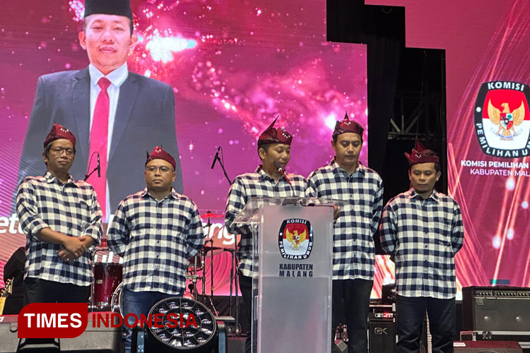 Jajaran KPU Kabupaten Malang, resmi melaunching maskot dan logo pilkada serentak 2024 di Stadion Kahuripan, Turen, Kabupaten Malang, belum lama ini. (Foto Amin/TIMES Indonesia)