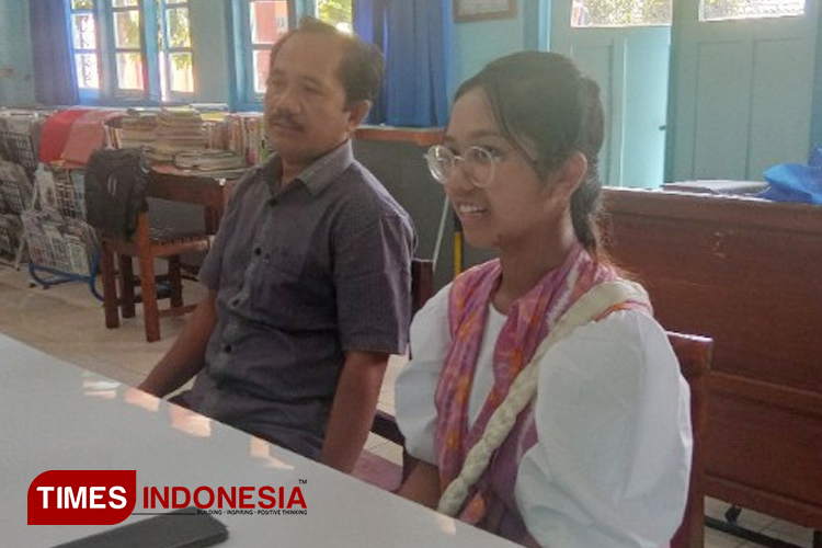 Didampingi Nikolas Sunardi saat wawancara. (FOTO: Estanto Prima Yuniarto/TIMES Indonesia)