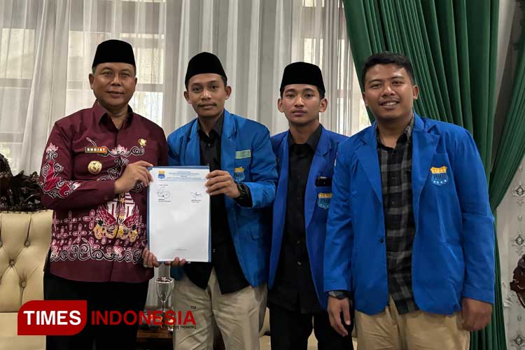 PC PMII Jombang audiensi dengan Pemkab Jombang di Pendopo Jombang, Jumat (12/7/2024). (FOTO: Rohmadi/TIMES Indonesia)