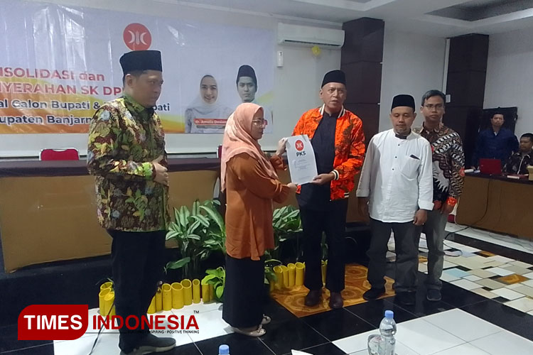 Pengurus PKS Jawa Tengah Solikhin Abu Izzuddin menyerahkan SK Dukungan Bacabup dan Bacawabub Banjarnegara, dr Amalia Desiana dan H Wakhid Jumali LC. (Foto: Muchlas Hamidi/ TIMES Indonesia)