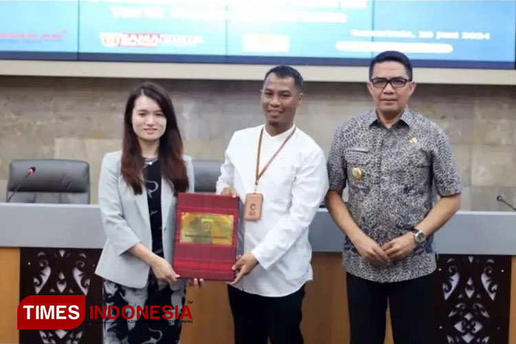 Perumda Varian Niaga bersama ADB berfoto dengan Wali Kota Samarinda Andi Harun (Foto: Prokompim for TIMES Indonesia)