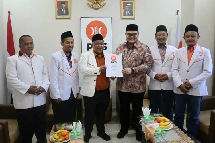 Petahana Hanindhito Himawan Pramana atau Mas Dhito saat menerima rekomendasi PKS. (Foto: dok DPD PKS Kabupaten Kediri for TIMES Indonesia) 