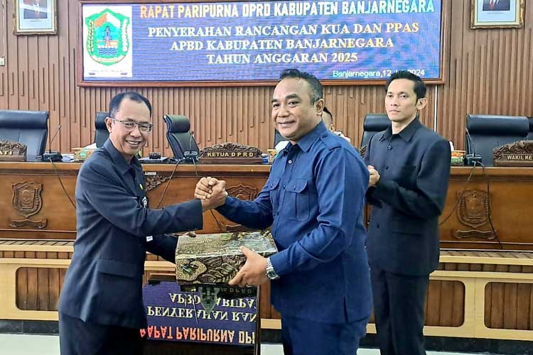 Pj Bupati Banjarnegara Muhammad Masrofi meyerahkan rancangan KUA dan PPAS Tahun Anggaran 2025 kepada ketua DPRD Ismawan Setya Handoko SE. (Foto: Kominfo Banjarnegara for TIMES Indonesia)