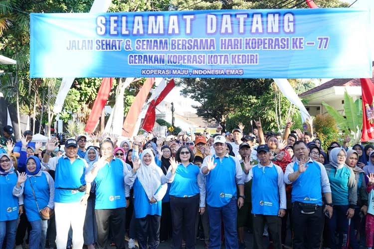 Pj Wali Kota Kediri ikuti jalan sehat Hari Koperasi ke-77. (Foto: Diskominfo Kota Kediri for TIMES Indonesia)