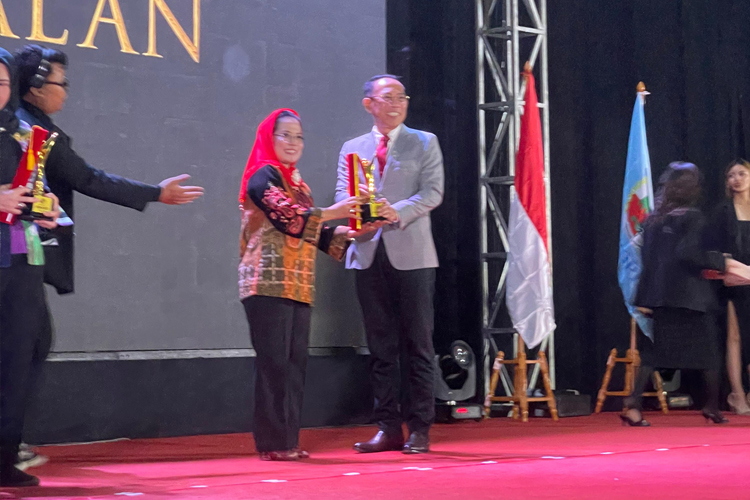 Sekda Kota Mojokerto pada saat menerima penghargaan Pembina Koperasi Andalan di Jakarta. (Dok. Kominfo)