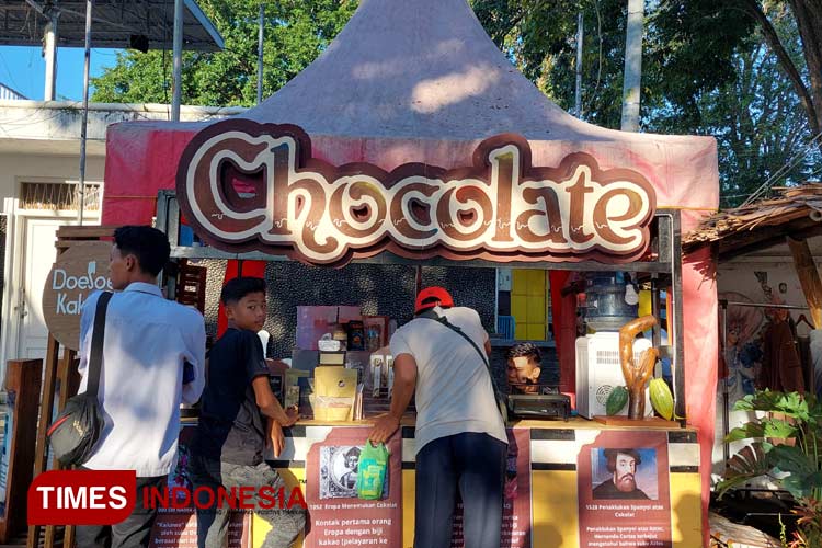 Produk Cokelat Doesoen Kakao Pikat Pengunjung Banyuwangi Ethno Carnival 2024