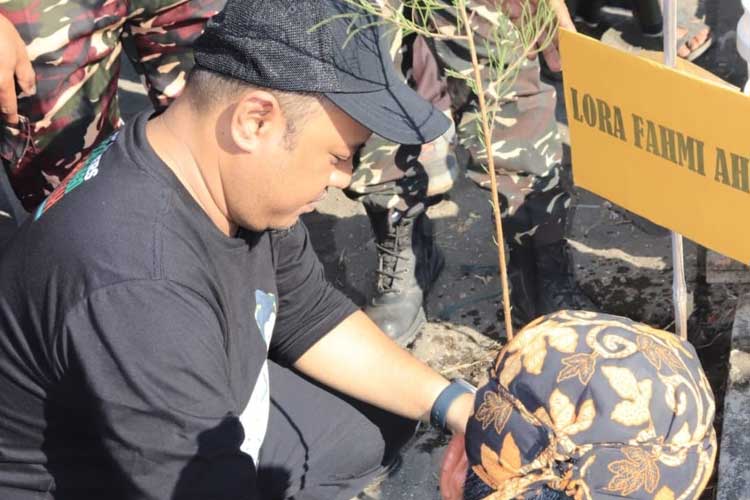 Tanam Mangrove di Pesisir Probolinggo, Ra Fahmi: Yang Kita Tanam Hari Ini Ikut Bertasbih