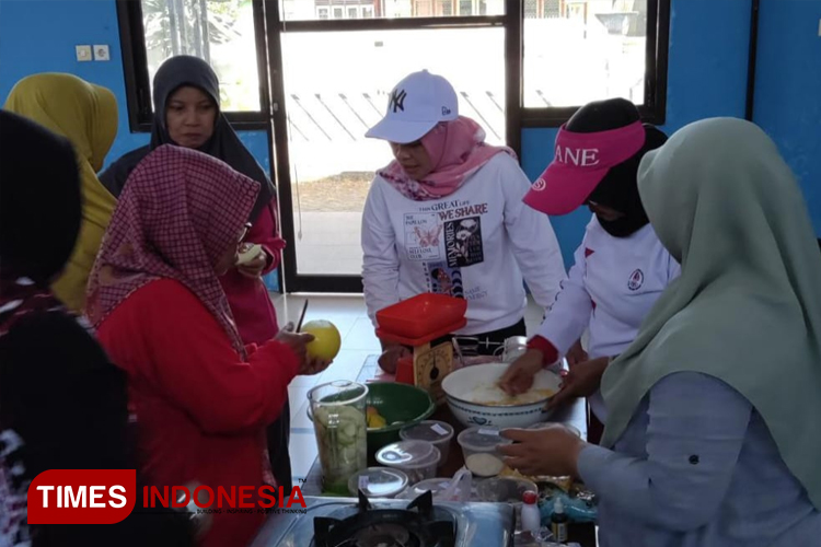 Proses pembuatan selai dan kue nastar dari limbah daging melon yang diikuti ibu-ibu PKK Desa Permanu, Pakisaji, dalam kegiatan pengabdian masyarakat oleh tenaga ahli Laboratorium Dasar Unira Malang. (Foto: Amin/TIMES Indonesia) 