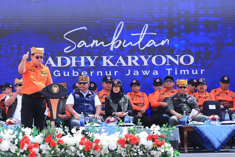 Pj Gubernur Adhy saat menghadiri Sarasehan Gelar Peralatan Penanggulangan Bencana tahun 2024 di Pantai Boom Banyuwangi, Minggu (14/7/2024). (FOTO: Dok.Humas Pemprov Jatim)
