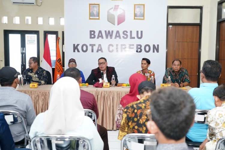 Anggota Bawaslu RI, Herwyn JH Malonda memberikan arahan kepada Panwascam se-kota Cirebon, Sabtu (6/7/2024) (FOTO: Bawaslu RI for TIMES Indonesia)