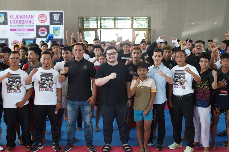 Bupati Kediri bersama peserta Kickboxing piala Bupati Kediri (Foto: Diskominfo Kabupaten Kediri)