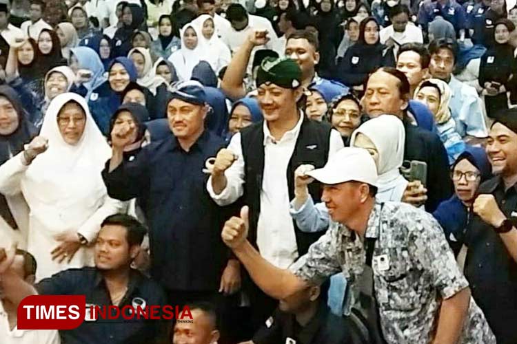 Deny Widyanarko (tengah berompi hitam) bersama Ketua DPD Partai Nasdem Kabupaten Kediri Lutfhi Mahmudiono (kiri). (Foto: Yobby/TIMES Indonesia)