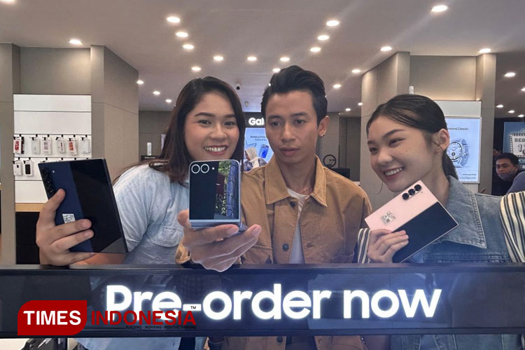 Influencer kenamaan mencoba fitur kamera Foldables 6 Series di Samsung Experience Store Bumilindo Manyar Surabaya, Sabtu (13/7/2024).(Foto : Lely Yuana/TIMES Indonesia)