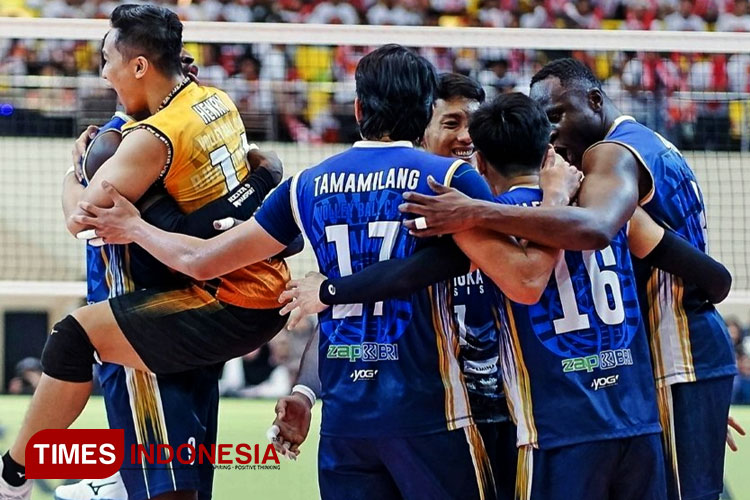 Pemain-pemain Jakarta Bhayangkara Presisi bersuka cita setelah menang 3-0 atas Jakarta STIN BIN dan lolos ke final Proliga 2024. (Foto: Marhaban/TIMES Indonesia)