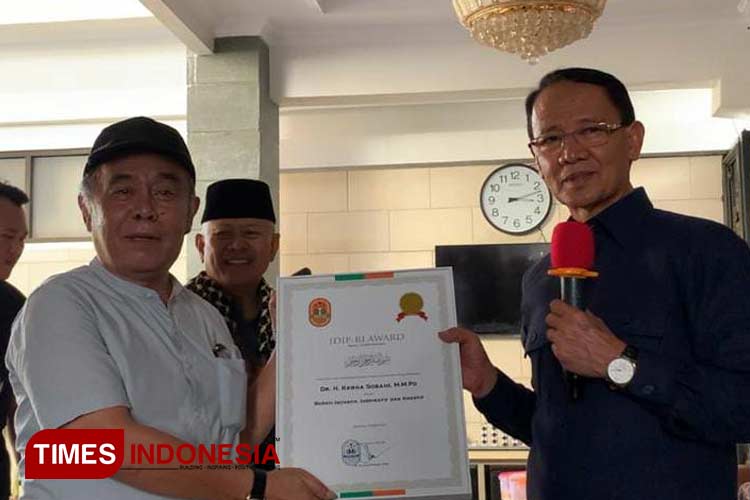 Peduli Dunia Pendidikan di Majalengka, Karna Sobahi Terima Penghargaan dari IDIP-RI