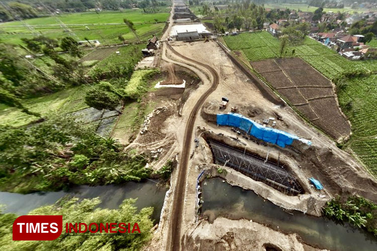 Kondisi salah satu ruas jalan Tol Probowangi yang kini masih dalam tahap pengerjaan kontruksi. (Foto: Abdul Jalil/TIMES Indonesia)