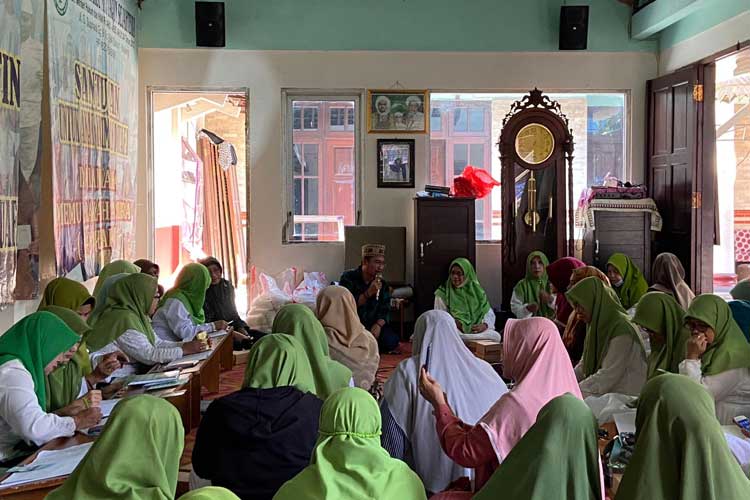 Bakal Calon Wakil Wali Kota Malang, Kak Fai saat bersama PAC Muslimat NU Sukun Kota Malang dalam program tebus murah sembako. (Foto: Rizky Kurniawan Pratama/TIMES Indonesia)