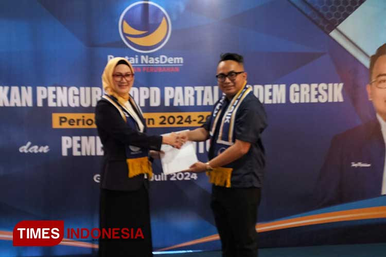 Pemberian tongkat bendera Nasdem dari Ketua DPW Nasdem Jatim Lita Machfud Arifin kepada Ketua DPD Nasdem Gresik Thoriq Majiddanor. (Foto: Akmal/TIMES Indonesia)