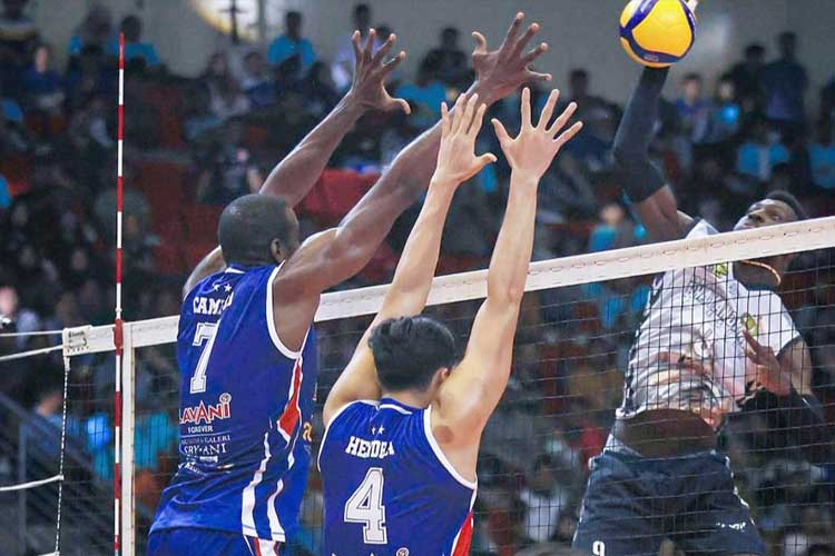 Jakarta LaVani Allobank Electric (biru) menunggu lawan di final Proliga 2024 antara tim Bhayangkara Presisi atau Palembang Bank Sumsel. (Foto: Bernard PBVSI)