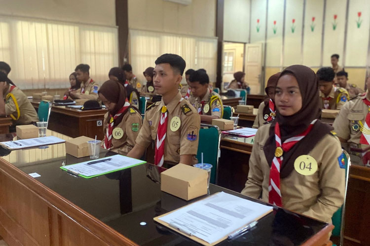 Peserta Pemilihan Duta Pramuka Tahun 2024 sedang menunggu giliran tes tertulis, tes wawancara, dan audiensi di Aula Merpati Kantor BKD Karanganyar, Sabtu (13/7). (Kwarcab Karanganyar)