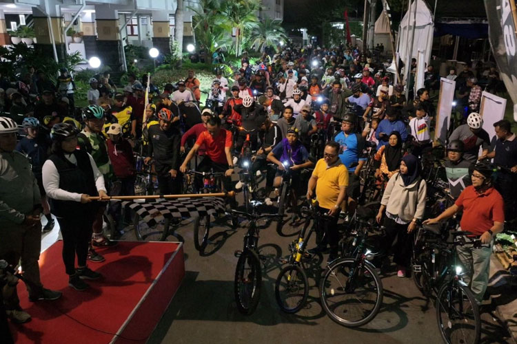 Pj Wali Kota berangkatkan Kediri Night Ride dan juga ikuti gowes bareng bersama kapolresta dan masyarakat. (Foto: Diskominfo Kota Kediri)