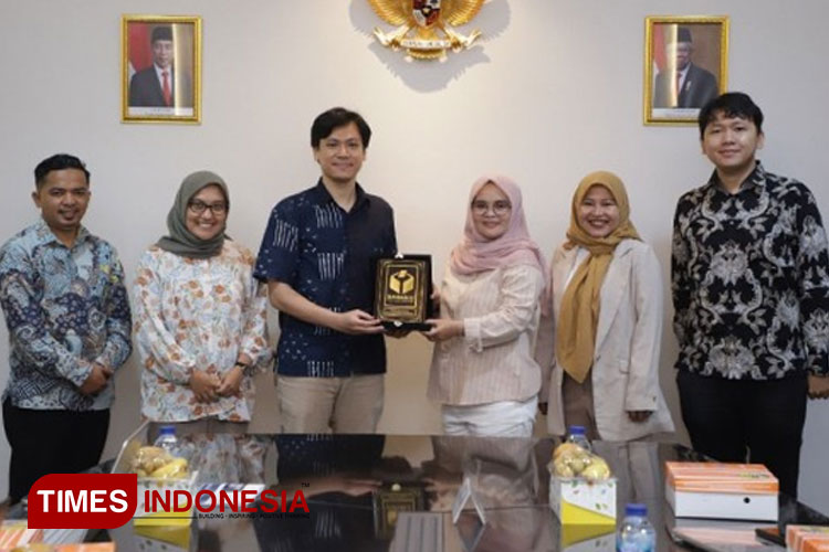 Anggota Bawaslu RI, Lolly Suhenty menghadiri audiensi dengan Puskapol UI di ruang rapat Bawaslu, Jakarta, Jumat (12/7/2024). (FOTO: Bawaslu RI for TIMES Indonesia)