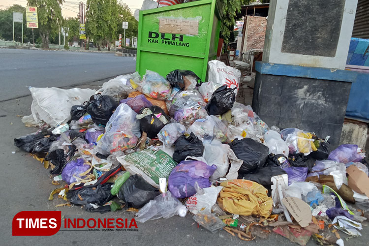 Akibat Tumpukan Sampah, Pedagang Makanan Mengalami Penurunan Omzet